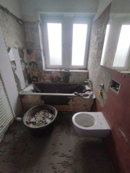 Badezimmer vor Fliesenarbeiten Badezimmer vor vollständiger Neuverfliesung