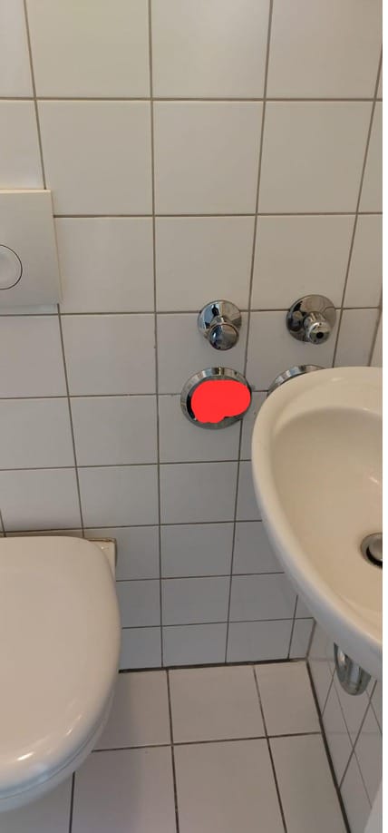 Fliesenreparatur abgeschlossen Reparierte Wandfliesen nach fachgerechter Instandsetzung