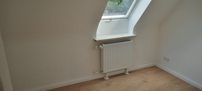 Dachschräge gestrichen Frisch gestrichene Dachschräge nach Renovierungsarbeiten
