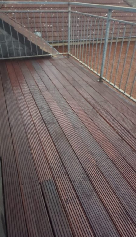 Neue Terrassendielen auf Balkon Balkon mit neu verlegten Terrassendielen