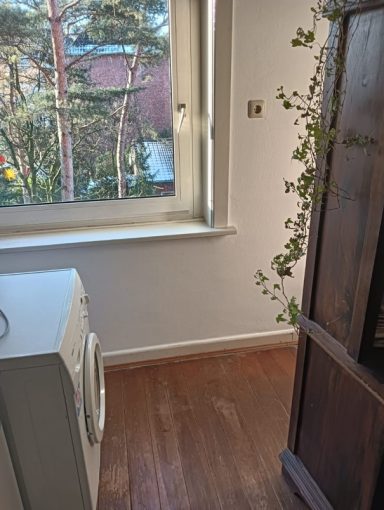 Wand renoviert Frisch gestrichene Küchenwand nach Malerarbeiten in Hamburg