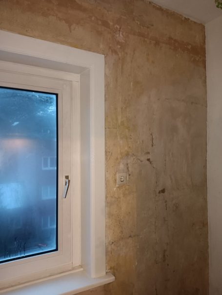 Raum vor Malerarbeiten Innenraum vor Renovierungs- und Malerarbeiten