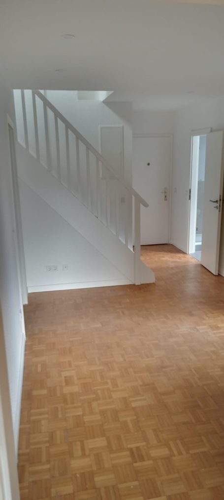 Fertig renovierter Flur Verputzter, tapezierter und gestrichener Flur nach Renovierung