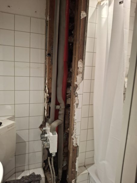 Schacht vor Wiederherstellung Geöffneter Versorgungsschacht vor Fliesenarbeiten