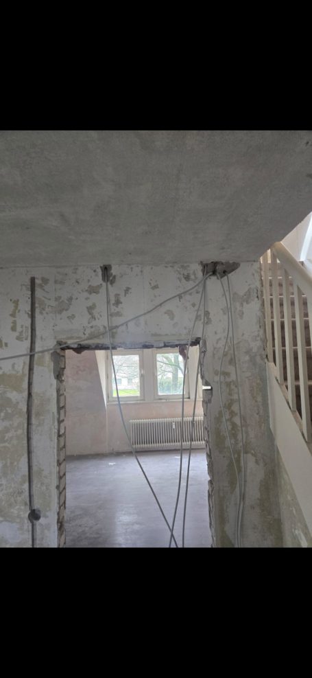 Flur vor Renovierung Unverputzer Flur vor Malerarbeiten