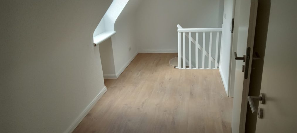Raum nach Renovierung Renovierter Raum mit neuem Bodenbelag und frischem Anstrich